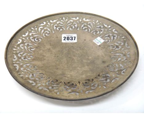 A silver shallow pedestal dish, decorated with a pierced border, diameter 24,5cm, Sheffield 1911, weight 347 gms.