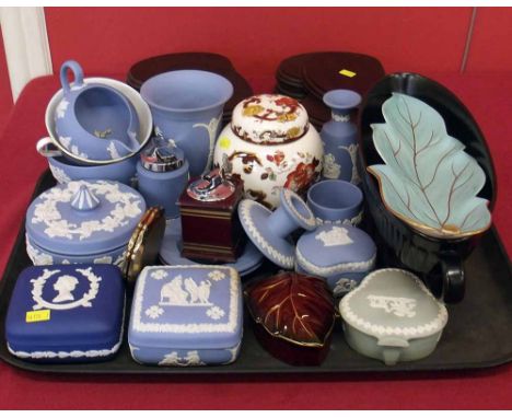 16 pieces of mixed Wedgwood, Carlton ware and Mason's "Brown Velvet" ginger jar etc. Condition report: see terms and conditio