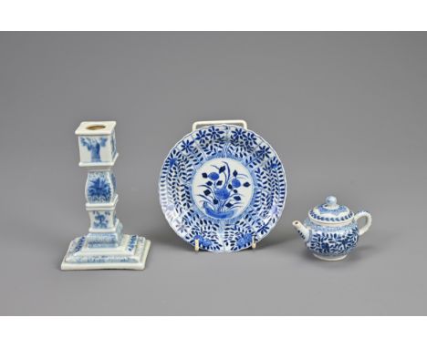A GROUP OF CHINESE BLUE AND WHITE PORCELAIN ITEMS, 18/19TH CENTURY. To include a square form candlestick decorated with figur