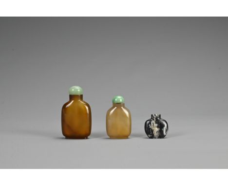 THREE CHINESE CARVED STONE / AGATE SNUFF BOTTLES, 19/20TH CENTURY. To include a small black / grey stone bottle; Together wit