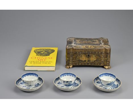 A GROUP OF CHINESE PORCELAIN AND LACQUER ITEMS, 18/19TH CENTURY. To include a set of blue and white export porcelain cups and