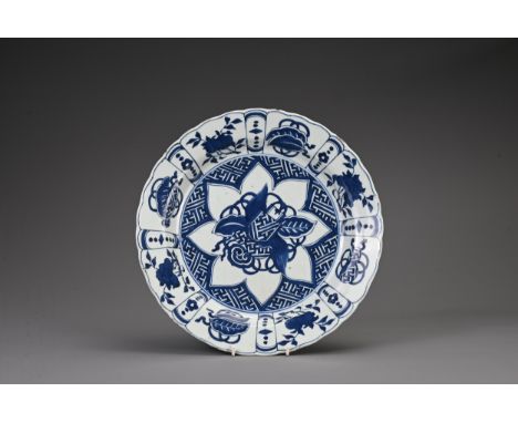 A LARGE CHINESE BLUE AND WHITE KRAAK TYPE PORCELAIN DISH, 17/18TH CENTURY. A deep dish with everted and lobed rim decorated w
