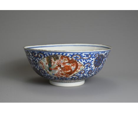 A CHINESE BLUE AND WHITE AND ENAMEL DECORATED PORCELAIN BOWL, LATE QING DYNASTY. Decorated with fan shaped panels depicting d