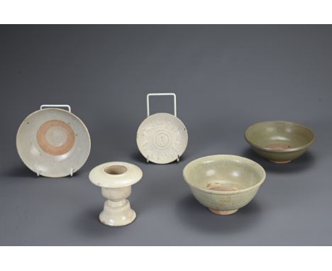 A GROUP OF CHINESE AND OTHER CERAMIC ITEMS, YUAN DYNASTY AND LATER. To include three glazed bowls; A white glazed oil lamp; T