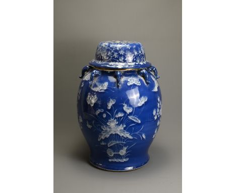 A LARGE CHINESE BLUE AND WHITE PORCELAIN JAR AND COVERS, 19/20TH CENTURY. White enamel on a blue ground with eight elephant h