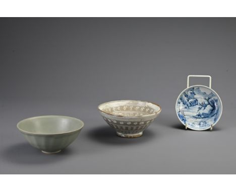 A GROUP OF CHINESE / KOREAN CERAMIC ITEMS. To include a Korean Buncheong white slip inlaid bowl decorated with floral motifs,