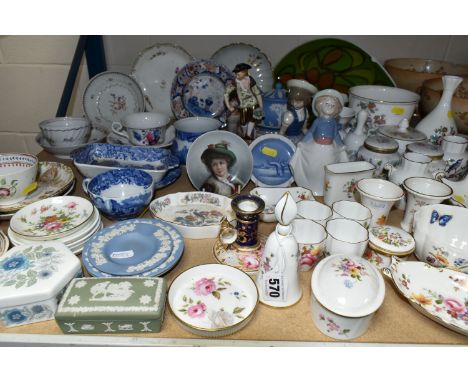 A LARGE QUANTITY OF PORCELAIN GIFTWARE, comprising Royal Crown Derby 'Derby Posies' pattern bell, trinket dishes, trinket pot