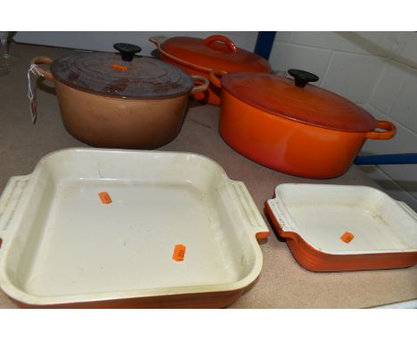 FIVE PIECES OF LE CREUSET AND SIMILAR COOKWARES, comprising a Le Creuset 22 cast iron covered casserole dish in brown, a 27 c