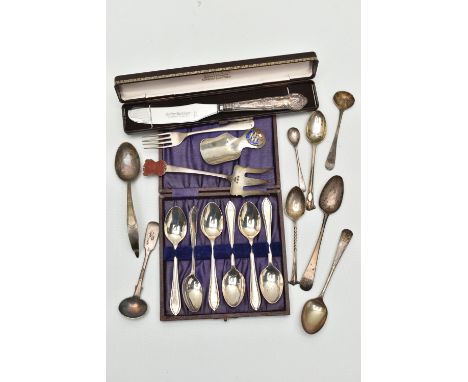 A PARCEL OF CASED AND LOOSE SILVER CUTLERY AND FLATWARE, including a cased set of six George VI teaspoons, makers Arthur Pric