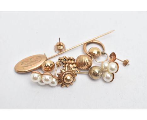 A SMALL BAG OF LOOSE JEWELLERY, to include an oval polished stick pin engraved with initials, stamped 10k, a pair of polished