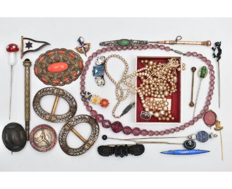A SELECTION OF MAINLY ANTIQUE JEWELLERY, to include a late Victorian carved jet brooch, a late Victorian gold plated retracta