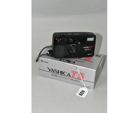 A BOXED YASHICA T5 COMPACT CAMERA WITH CARL ZEISS LENS, the black 35mm camera having a Carl Zeiss Tessar T* 35mm F3.5 lens, w