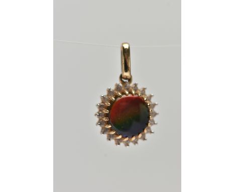 A YELLOW METAL AMMOLITE PENDANT, of a circular form, set with an ammolite cabochon to the centre, in a surround of colourless