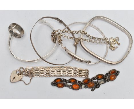 AN ASSORTMENT OF SILVER AND WHITE METAL JEWELLERY, to include a silver hinged square bangle, hallmarked Birmingham, a silver 