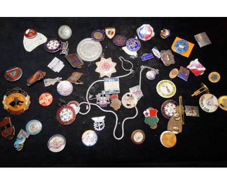 Group of vintage badges, some enamel 
