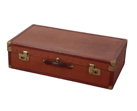 AN EDWARDIAN LIGHT BROWN LEATHER-EFFECT SUITCASE with brass corners and locks; and a dark brown leather-effect suitcase with 