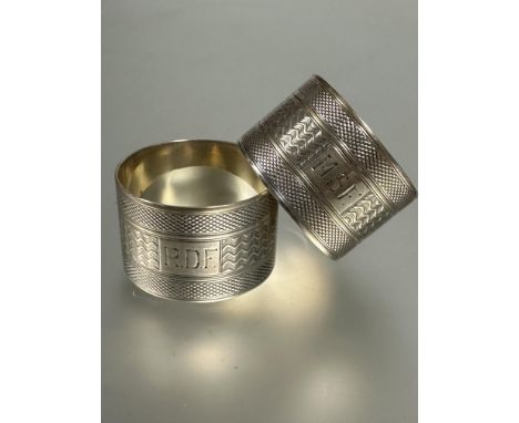 A pair of Sheffield silver engine turned napkin rings with engine turned decoration and initials RDF and MSF,(D x 4.5 cm) 68.