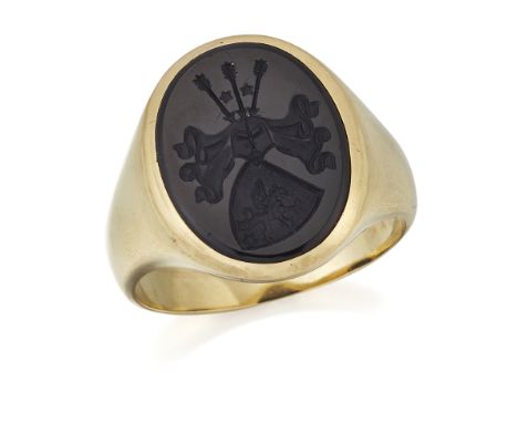 AN ONYX INTAGLIO SIGNET RING,&nbsp;an oval onyx carved with a heraldic crest, to a tapering shank, ring size U. 10.1 grams&nb