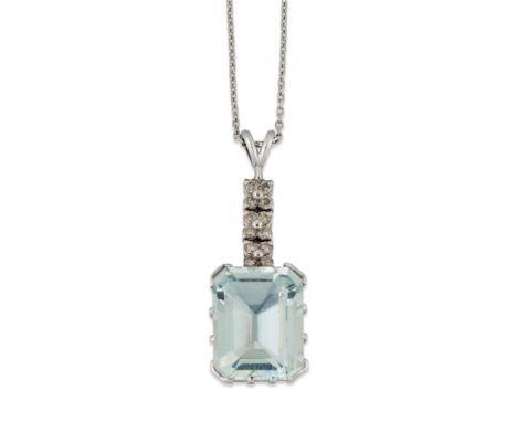 AN 18 CARAT WHITE GOLD AQUAMARINE AND DIAMOND PENDANT, ON CHAIN, three articulated flower-head links set with round brilliant
