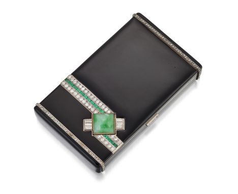 AN ART DECO 18 CARAT GOLD BLACK ENAMEL, JADE AND GEM SET COMPACT, rectangular form with borders of rose-cut diamonds, the hin