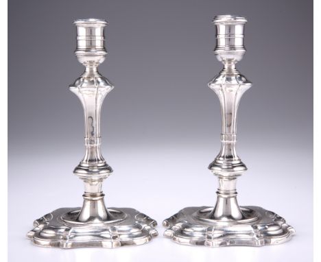 A PAIR OF IRISH CAST SILVER CANDLESTICKS, CIRCA 1750, each stamped with indistinct maker's mark only, with&nbsp;knopped balus
