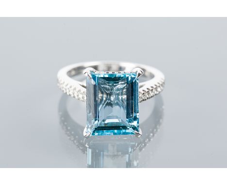 IMPRESSIVE EIGHTEEN CARAT AQUAMARINE AND DIAMOND RING
set with a single emerald cut aquamarine of approximately 4.45 carats o