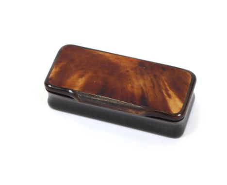 A tortoiseshell and horn snuff box, 9cm