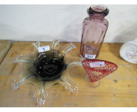  Sale Item:    GLASS STAR DISH & 2 VASES   Vat Status:   No Vat   Buyers Premium:  This lot is subject to a Buyers Premium of