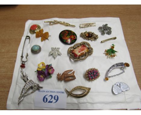  Sale Item:    SELECTION 20 BROOCHES (AF)   Vat Status:   No Vat   Buyers Premium:  This lot is subject to a Buyers Premium o