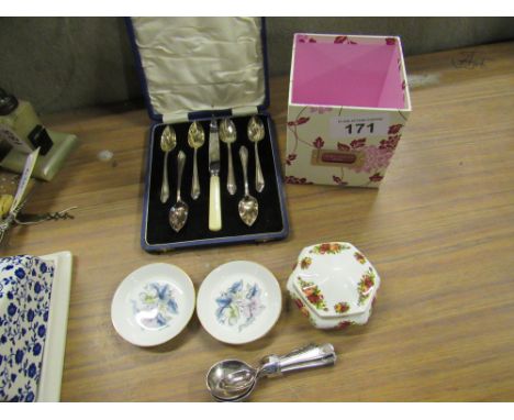  Sale Item:    CASED CUTLERY BOX CUTLERY ROSES DISH & 2 WORCESTER DISHES  Vat Status:   No Vat   Buyers Premium:  This lot is
