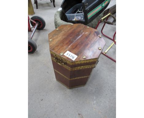  Sale Item:    WORK BOX   Vat Status:   No Vat   Buyers Premium:  This lot is subject to a Buyers Premium of 15% + Vat @ 20% 