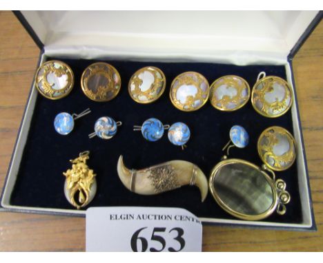  Sale Item:    BOX BUTTONS ETC   Vat Status:   No Vat   Buyers Premium:  This lot is subject to a Buyers Premium of 15% + Vat