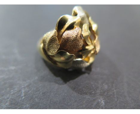 An 18ct tri-colour fold leaf ring, stamped 750 - leaves in white, pink and yellow gold with different textures, ring size O w