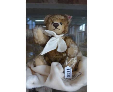 A Steiff musical English Teddy Bear, made in 2003 - limited to 4000 - EAN 660979, 28cm tall, with embroidered bag 
