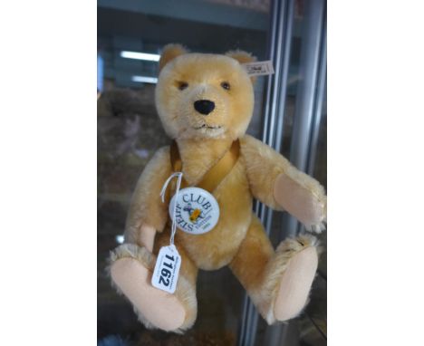 A Steiff 4th club bear, Baby Bear Blond 1946 replica, made in 1995 limited edition for Club members EAN 420054 - 35cm tall wi