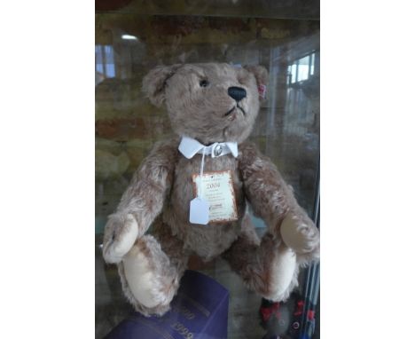 A Steiff British collectors bear 2004 - limited to 4000, EAN number 661372 - 38cm tall, never been displayed, complete with b