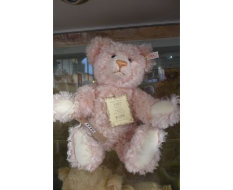 A Steiff British collectors bear 1997 - limited to 3000, EAN 654480 - 38cm tall, with box and certificate 