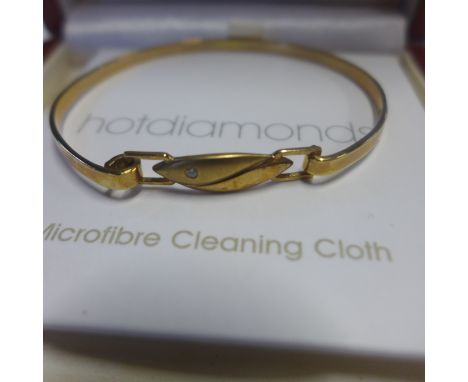 A hot Diamonds hallmarked 9ct gold bangle, approx 7.2 grams, boxed generally good, 6x5cm 