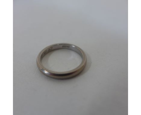 A hallmarked 18ct white gold band ring, size M, approx 3.7 grams 