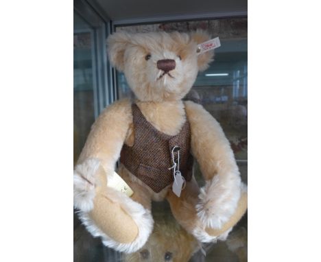 A Steiff British collectors bear 1996, limited to 3000, EAN 654411 - 43cm tall, with box, certificate and outer box 