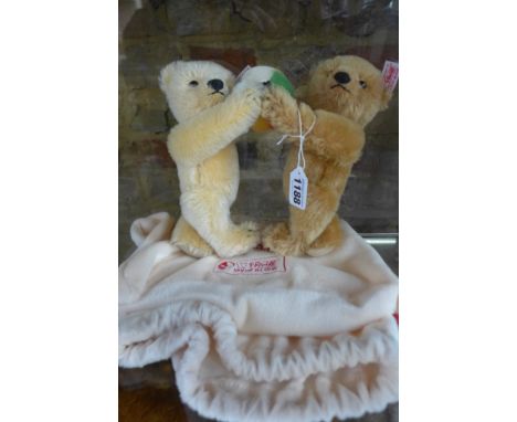 A Steiff Teddy Bear set with ball, made in 2003, limited to 2000, EAN 671517 - 20cm tall, with embroidered bag and certificat