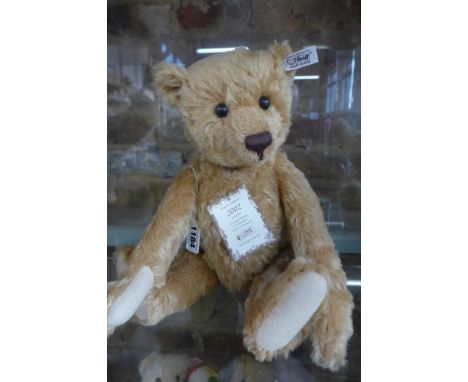 A Steiff British collectors 2002 - limited to 4000, EAN 660726, 35cm tall, with box, certificate and outer box 