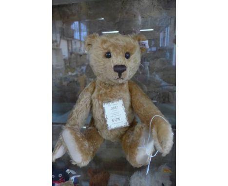 A Steiff collectors bear 2002, limited edition with box and certificate 