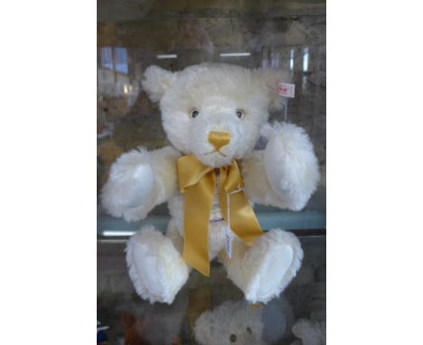 A Steiff collectors bear 2000 limited edition with box and certificate 