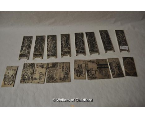 Oriental manuscript weights in two different sizes. (18)