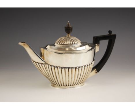 An Edwardian silver teapot, Mappin Brothers, Sheffield 1900, the composite finial above a reeded hinged cover and stop reeded