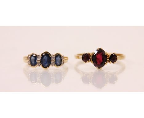 A 9ct yellow gold and red paste ring, the graduated three stone ring in coronet style mount with plain polished band, ring si