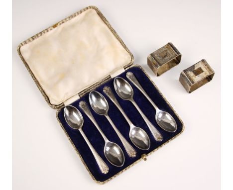 A cased set of silver George V teaspoons, Walker and Hall, Sheffield 1933, with crossed golf club decorated terminal, 11cm lo