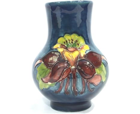 Moorcroft blue vase in the Columbine pattern with Queen Mary label to base, H: 11 cm. No cracks, chips or visible restoration