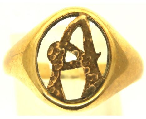 Gents 9ct gold letter A signet ring, size T, 4.4g. P&amp;P Group 1 (£14+VAT for the first lot and £1+VAT for subsequent lots)